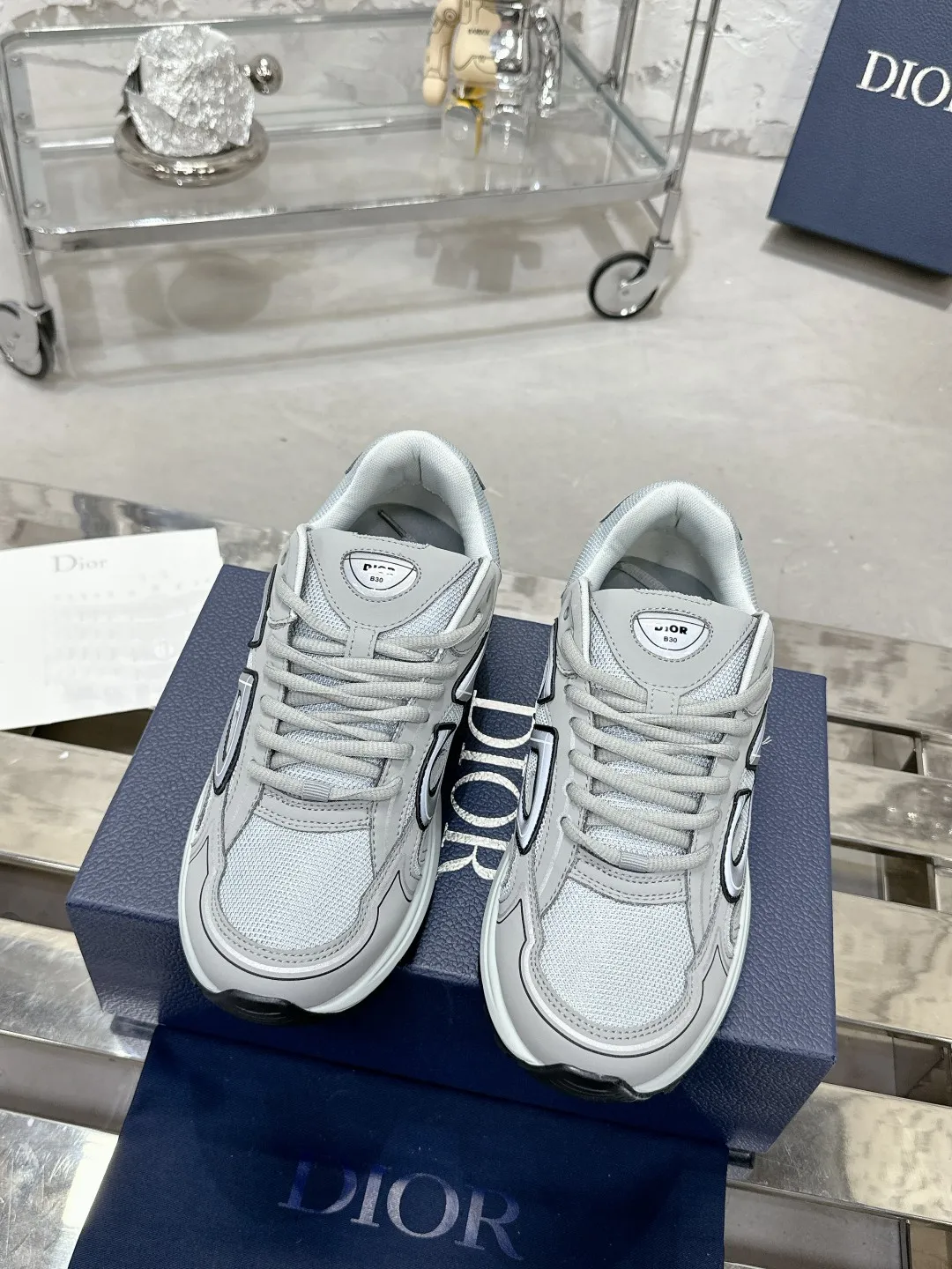 Men's men's shoes 💰600❤️❤️❤️High version Dior Dior's latest color matching B30 series reflective dad sneakers original 17380💰 purchased for development and production Brand new B30 sneakers Dad Shoes style shoes that follow the trend of the retro market The Dior logo on the tongue also indicates that this pair of shoes is the B30 model! B30 uses fine-textured leather and mesh cloth materials to form a shoe body. There are conspicuous letters CD on both sides of the shoe body to indicate identity. Many lines on the shoe body outline details to make the shoes look less monotonous and full of retro flavor. The delivery counter is exquisitely packaged🛍📦 ▪️Fabric: Original customized technical fabric + mesh ▪️Inner lining: Customized breathable lining ▪️Outsole: Original molded IP foam + TPU outsole ▪️Sole thickness: 3.5CM ▪️Size: Women’s size 35-40 / Men’s size 39-46